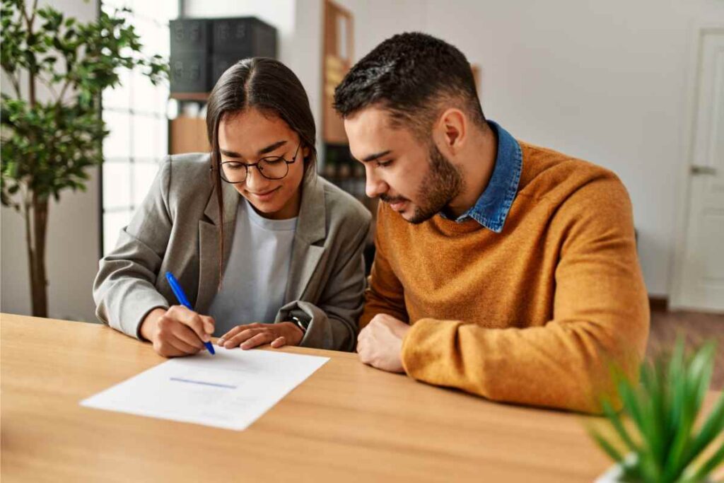 Koppel dat samen een document ondertekent aan een bureau